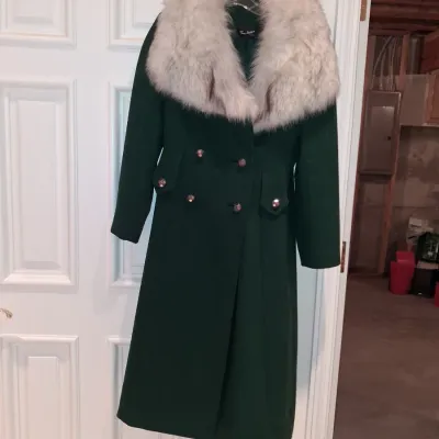 LADIES WOOL COAT WITH A FUR COLLAR