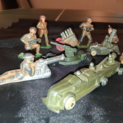 LEAD TOY MILITARY FIGURES (6)