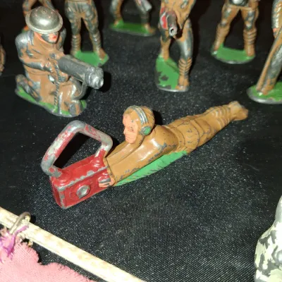 LEAD TOY MILITARY FIGURES (1)