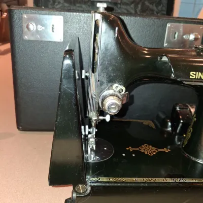 SINGER FEATHERWEIGHT SEWING MACHINE WITH CASE PLUS SEWING BOX WITH NOTIONS
