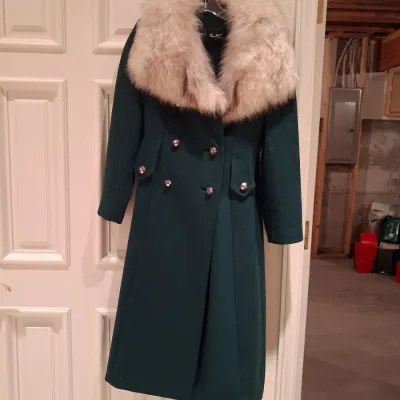 LADIES WOOL COAT WITH A FUR COLLAR