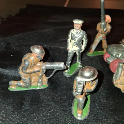LEAD TOY MILITARY FIGURES (5)