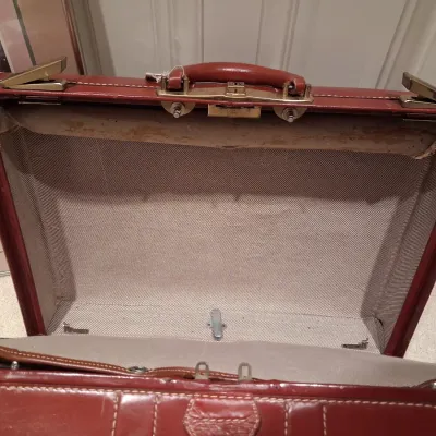 LEATHER SUITCASE AND SIGNED POSTER "PLAZA DAWN"