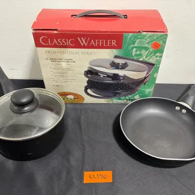 CL136 Classic Waffler & Pans! 
