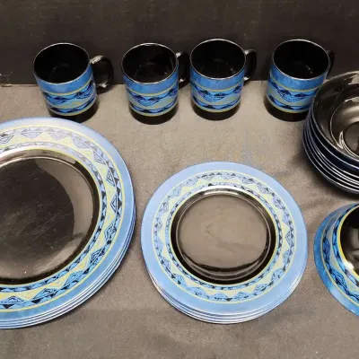 Arcoroc France "Yucatan" Dishes - 4 Dinner Plates, 7 Salad Plates, 8 Bowls, 4 Mugs