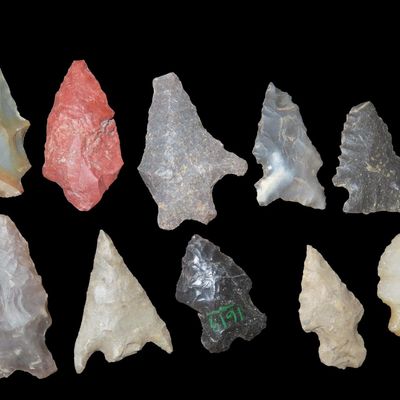 Sale Photo Thumbnail #600: Small Collection of Kentucky / Tennessee Bird Points and Fort Ancient Triangles