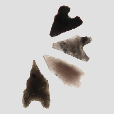 Sale Photo Thumbnail #432: Lot of 4 Quality Obsidian Arrowheads, Oregon, Ex. Denis Butler