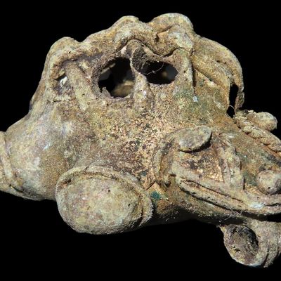 Sale Photo Thumbnail #302: 1 7/8" x 1 1/4" Pre-Columbian Copper Bird Effigy Pendant, Costa Rica