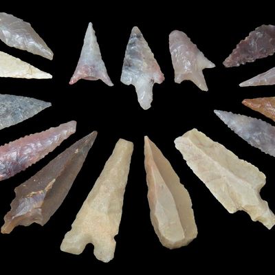 Sale Photo Thumbnail #265: Lot of Neolithic Arrowheads, Sahara Desert, West Africa
