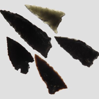 Sale Photo Thumbnail #434: Lot of 5 Quality Obsidian Arrowheads, Oregon, Ex. Denis Burger
