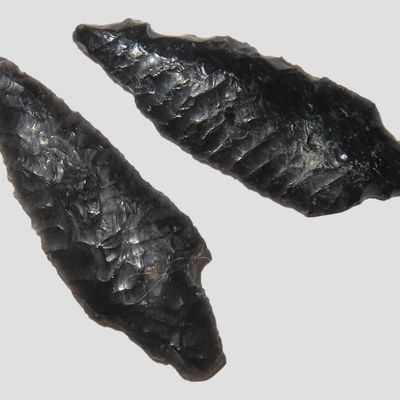 Sale Photo Thumbnail #442: Lot of 2 Quality Obsidian Arrowheads, Oregon, Longest 1 1/2", Ex. Denis Burger
