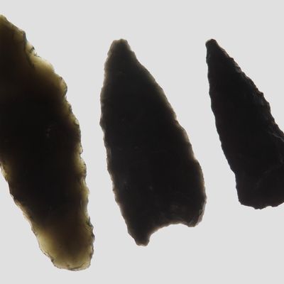 Sale Photo Thumbnail #424: Lot of 3 Quality Obsidian Arrowheads, Oregon, Ex. Denis Burger
