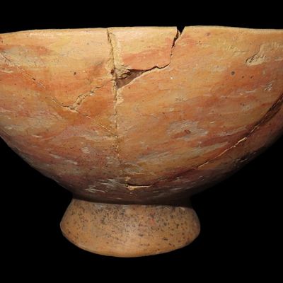 Sale Photo Thumbnail #389: 6 3/4" x 4 1/8" Pre-Columbian Nariño Capulí Pedestal Bowl