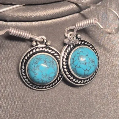 Stunning Vintage Turquoise Necklace With Beautiful Large Center Stone Worn Once & Earrings match