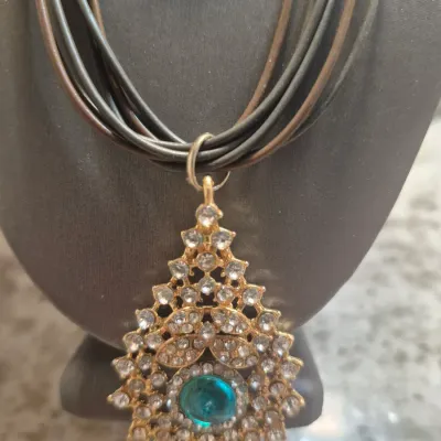Lot 4 Fashionable Necklaces ~ Brite, attractive / Saleable