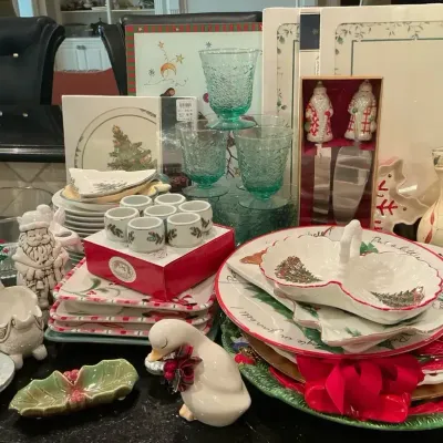 Christmas Dinnerware and Holiday Serving Accessories