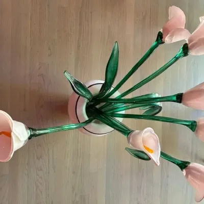 Sale Photo Thumbnail #361: 7 calla lilies and 6 stems.
Stabilized by sand in the vase.
Measures 38 inches high and 12 inches wide.
