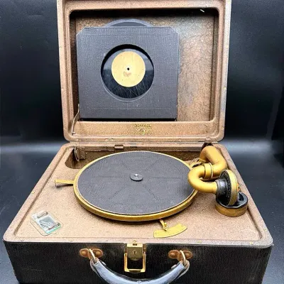 Vintage Wind-Up Victrola Suitcase Phonograph Circa 1920