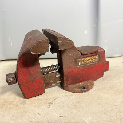 LOT 79G: Vintage Wilton Red Bench Vice