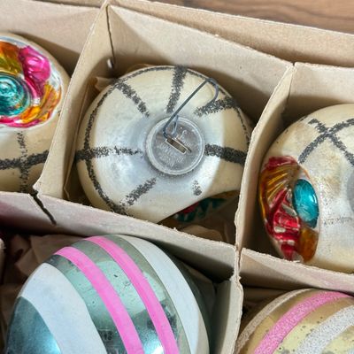 LOT 143F: Vintage Glass Christmas Ornaments in Boxes: Shiny Brite & More