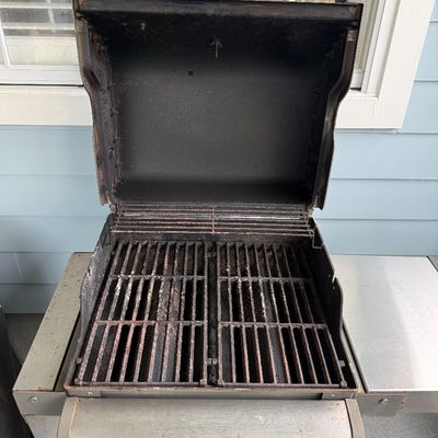 LOT 124L: Weber Spirit Grill