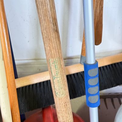 LOT 121G: Yard Tools: Shovel, Brooms, Rakes