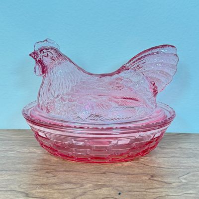 LOT 34F: Vintage Longaberger Cranberry Glass Hen on a Nest (6")