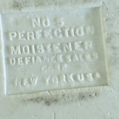 LOT 132F: Vintage Porcelain Stamp Moisteners