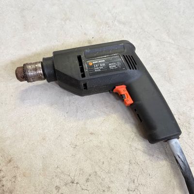 LOT 89G: Black & Decker 3/8" Drill