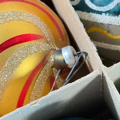 LOT 142F: Vintage Glass Christmas Tree Ornaments: Shiny Brite & More