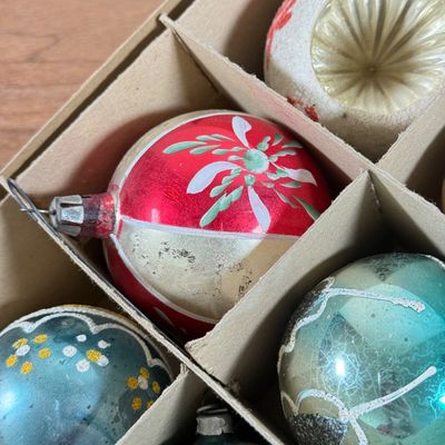 LOT 142F: Vintage Glass Christmas Tree Ornaments: Shiny Brite & More