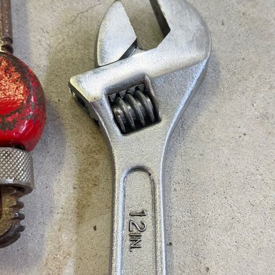 LOT 95G: Heavy Duty Pi[e Wrench & Adjustable Wrenches