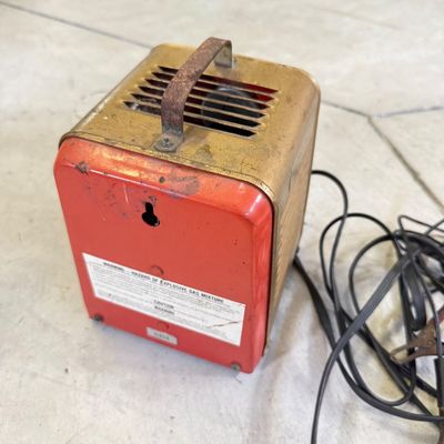 LOT 115G: Marquette Bantam Booster King Battery Charger Model 30.104