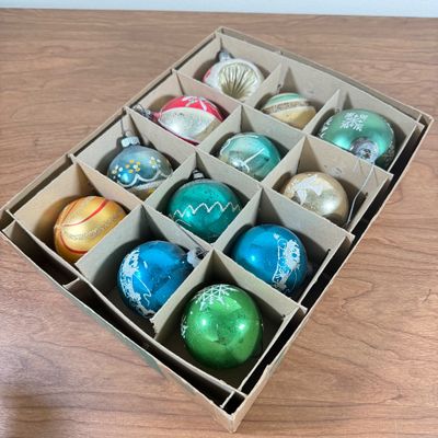LOT 142F: Vintage Glass Christmas Tree Ornaments: Shiny Brite & More