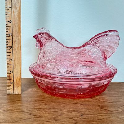 LOT 34F: Vintage Longaberger Cranberry Glass Hen on a Nest (6")