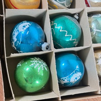 LOT 142F: Vintage Glass Christmas Tree Ornaments: Shiny Brite & More