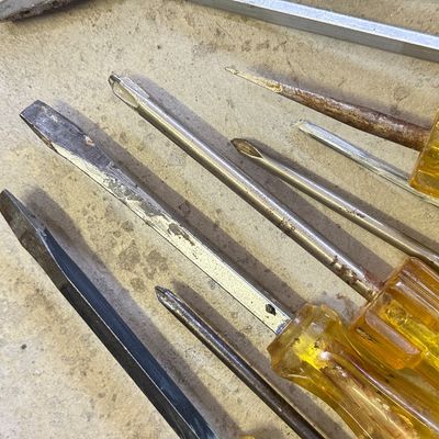 LOT 98G: Variety of Screwdrivers