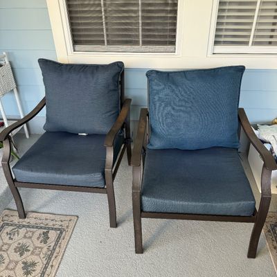 LOT 126L: 4-Piece Patio Set w Cushions & Covers