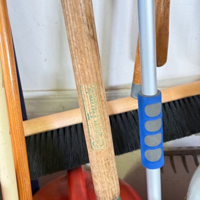 LOT 121G: Yard Tools: Shovel, Brooms, Rakes