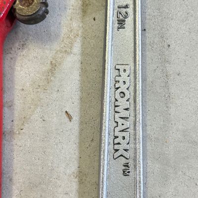 LOT 95G: Heavy Duty Pi[e Wrench & Adjustable Wrenches