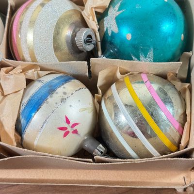 LOT 143F: Vintage Glass Christmas Ornaments in Boxes: Shiny Brite & More