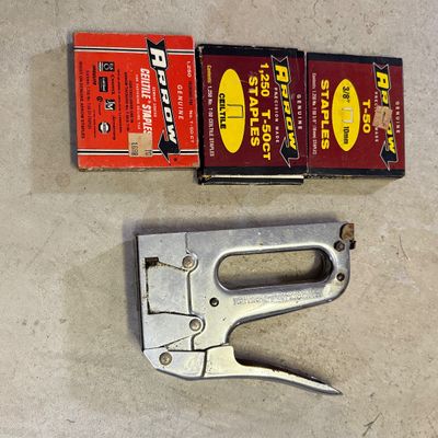 LOT 100G: Heavy Duty Stapler & Staples