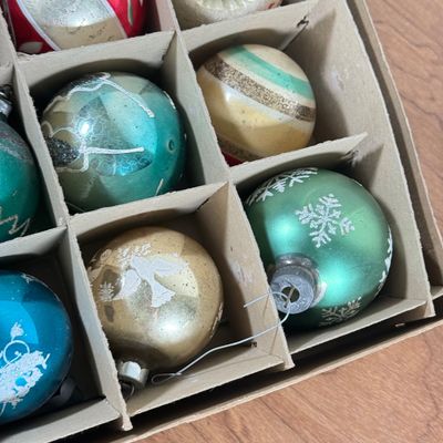 LOT 142F: Vintage Glass Christmas Tree Ornaments: Shiny Brite & More