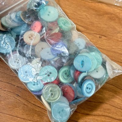LOT 149F: Vintage Plastic Sewing Kit Case FULL of Various Buttons