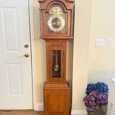 LOT 24F: Vintage Daneker "York County" Grandmother Clock w Key