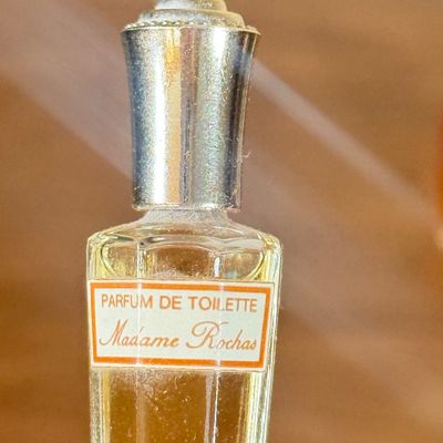 LOT 45F: Vintage Perfume Splash Bottles: Elizabeth Arden Red Door, Diamonds & Rubies, Samsara Guerlain & More