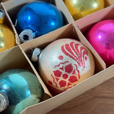 LOT 144F: Vintage Glass Christmas Ornaments in Boxes: Shiny Brite, Coby & More