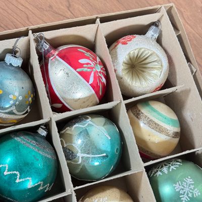 LOT 142F: Vintage Glass Christmas Tree Ornaments: Shiny Brite & More