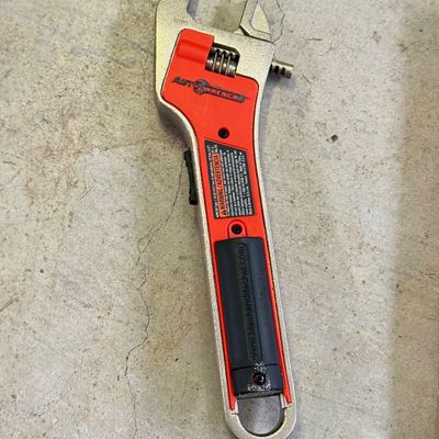 LOT 95G: Heavy Duty Pi[e Wrench & Adjustable Wrenches