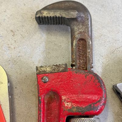 LOT 95G: Heavy Duty Pi[e Wrench & Adjustable Wrenches
